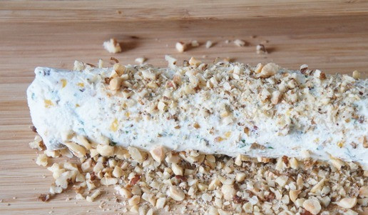 1. Этап. Сырная закуска с орехами: Обвалять колбаску в орехах.