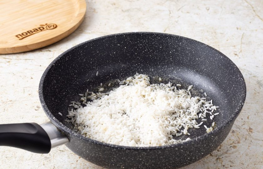1. Этап. Рис с миндалем и изюмом: В хорошо разогрейте сковороде обжарьте рис в сливочном масле до легкого золотистого цвета.