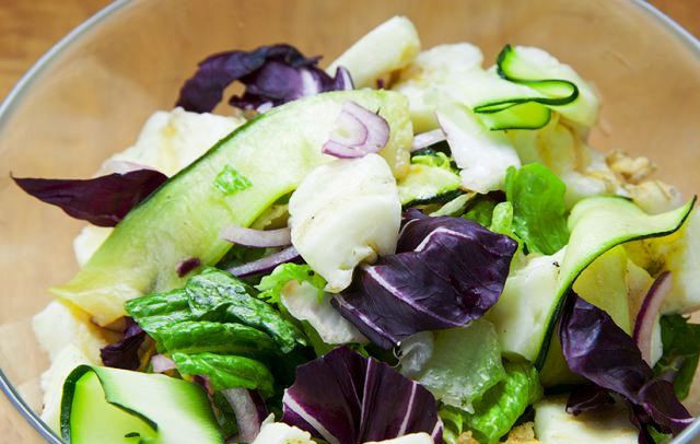 1. Этап. Салат с жареным халуми: Лук нарежьте полукольцами и смешайте в миске с лимонным соком, растительным маслом, приправами по вкусу, цуккини и сыром. Подавайте салат на стол к мясу, птице или рыбе.