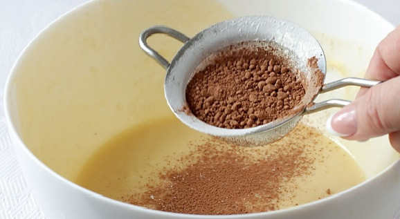 1. Этап. Торт сметанный классический рецепт: 5. Во вторую половину всыпать просеянное какао. Как следует перемешать, чтобы цвет теста стал равномерным. Ароматнее можно сделать торт сметанный, классический рецепт дополнив щепоткой корицы или ванилина, например.