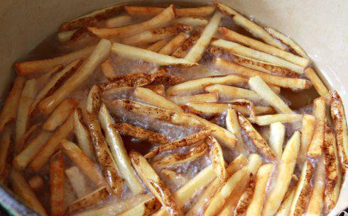 1. Этап. Хрустящий картофель-фри: 5. Когда вы готовы подавать картофель фри, разогреть масло до 175 градусов. Выложить картофель в горячее масло и обжарить еще раз, помешивая, до золотисто-коричневого цвета, около 1 минуты.