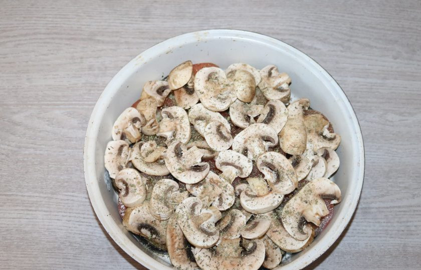 1. Этап. Запеканка с грибами и баклажанами: Посыпьте прованскими травами.