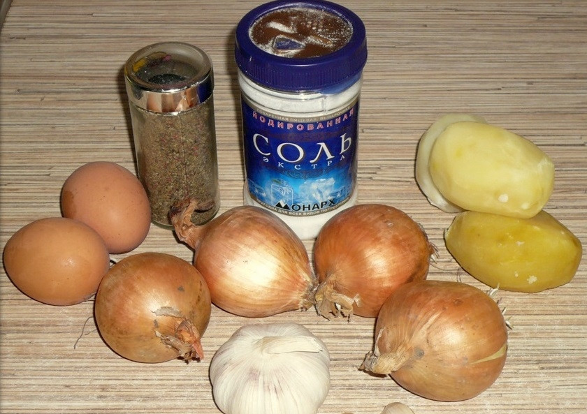 1. Этап. Рыбные котлеты из щуки с салом: 5. Очистите лук и нарежьте его мелко, очистите чеснок и пропустите его через пресс, натрите на мелкой терке отварной картофель.