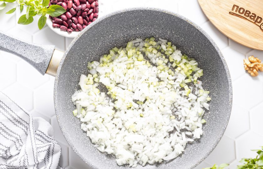1. Этап. Лобио из красной фасоли (классический рецепт): Репчатый лук и сельдерей нарежьте на мелкие кубики, обжарьте с растительным маслом до мягкости.