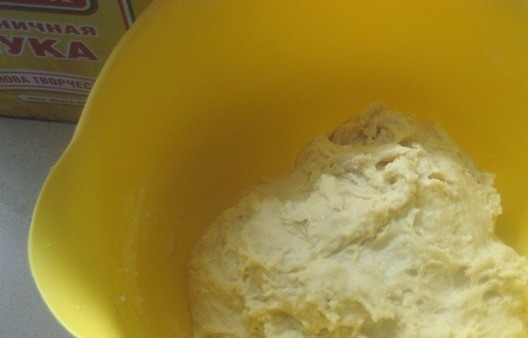 1. Этап. Булочки облитые халвой: Влейте яичную смесь к мучной. Замешайте тесто.