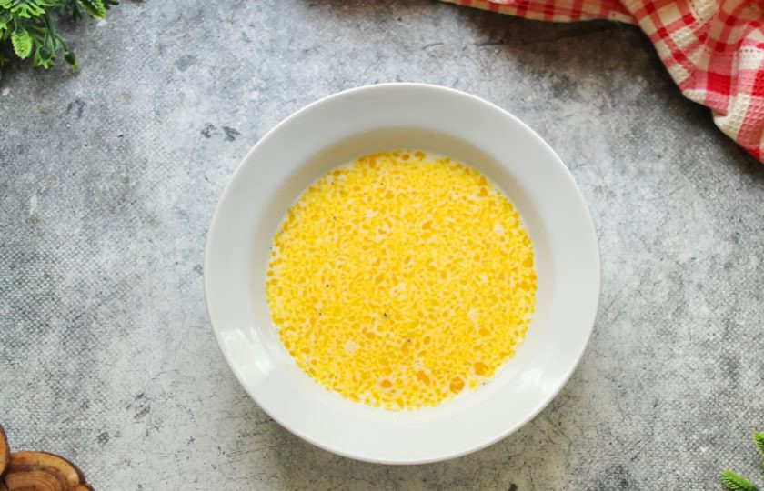 1. Этап. Гавайская запеканка: Перемешайте молоко с яйцами венчиком до однородности.