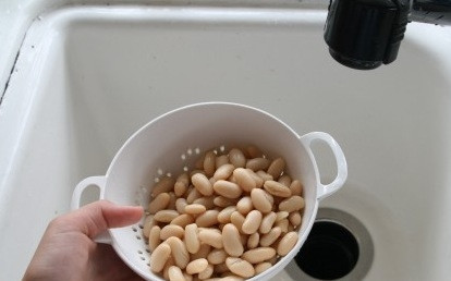 1. Этап. Салат с фасолью и тунцом: Консервированную фасоль откиньте на дуршлаг, чтобы стекла лишняя жидкость.