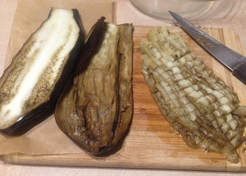 1. Этап. Турецкая закуска из баклажанов: 3. И теперь разделываем его, освобождаем от кожуры. Отделяется она очень легко. А мякоть нарезаем мелкими кубиками.