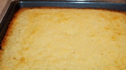 1. Этап. Выпечка на кислом молоке: Для сиропа: смешайте сахар (1/2 стакана), воду и лимонный сок поставьте на плиту и варите на медленном огне 15 минут. Когда манник будет готов, просто залейте сироп сверху на пирог.