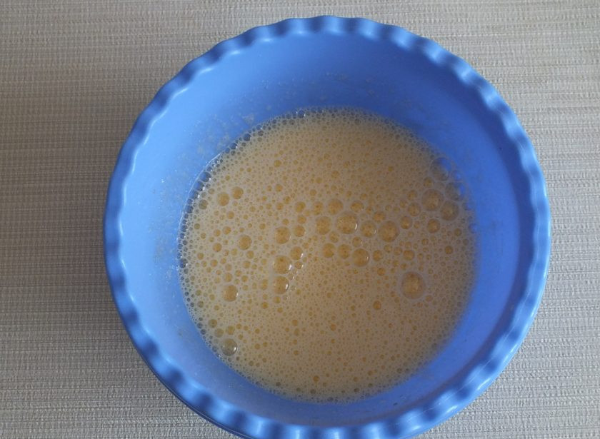 1. Этап. Насыпной пирог в мультиварке: Взбейте яйца с 0,5 стакана сахара.