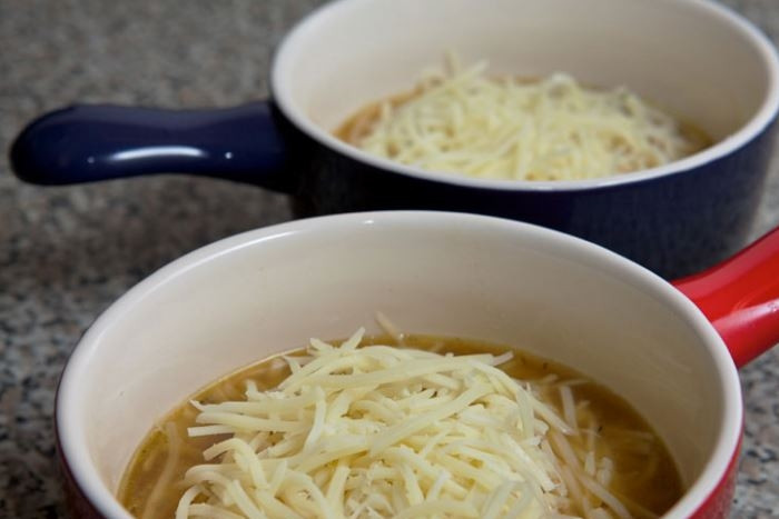 1. Этап. Классический луковый суп: 5. Суп налейте в керамические тарелки, сверху положите ломтик обжаренного хлеба и присыпьте тертым сыром. Суп отправьте в разогретую духовку на несколько минут, чтобы растворился и зарумянился сыр.