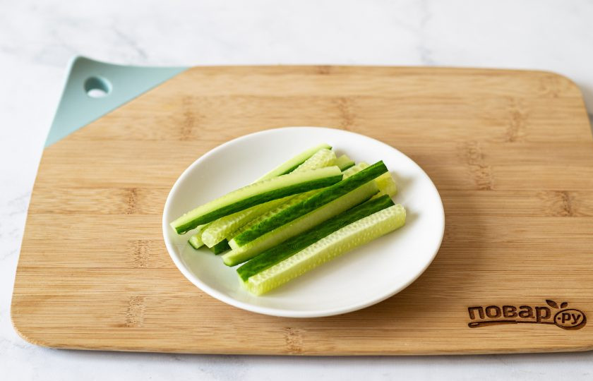 1. Этап. Роллы Эхо-маки: Огурец нарежьте брусочками.