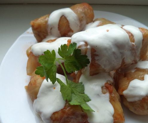 1. Этап. Голубцы из квашеной капусты: 6. Если любите зелень, можете посыпать ей блюдо перед подачей. Вкуснее всего голубцы сочетаются со сметаной. Подавайте их порционно вместе с соусом или на общем блюде с гарниром (картофельным пюре). Добавьте сметану, майонез или зелень по вкусу.