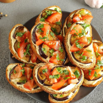 Бутерброды с баклажанами и помидором