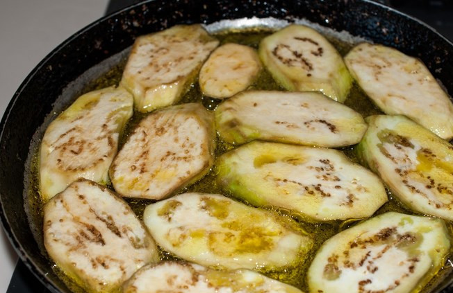 1. Этап. Баклажаны жареные с кинзой: Баклажаны нужно очистить от кожуры, нарезать и посолить. Пусть полежат минут 20. Слить жидкость, но не отжимать баклажаны. Обжарить с двух сторон.