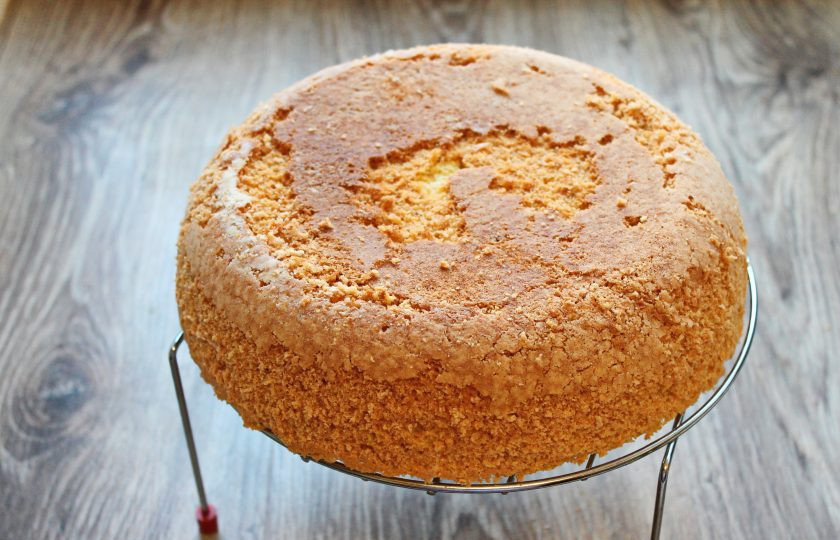 1. Этап. Торт Чародейка в мультиварке: Переложите бисквит на решетку и полностью его остудите.