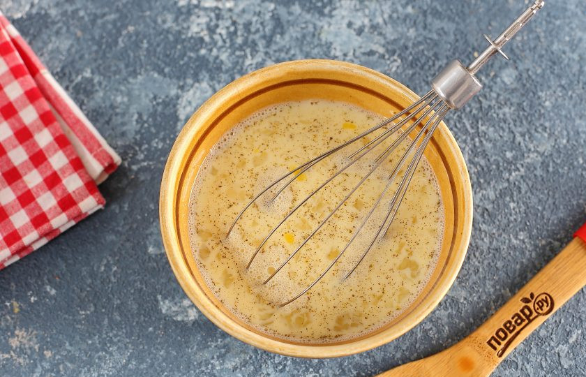 1. Этап. Чижи-бижи: Взбейте яйца с молоком, посолите и добавьте специи.