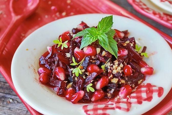1. Этап. Салат с гранатом и орехами: Когда свекла остынет, разложите ее по тарелкам. Присыпьте свеклу грецкими орехами, украсьте веточкой мяты и кресс-салатом.