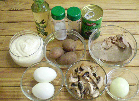 1. Этап. Салат Обезьянка: Подготовьте необходимые продукты. Отварите печень, картофель и яйца. Остудите их.