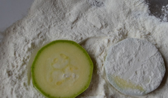 1. Этап. Кабачки по-марсельки: Каждый кружочек нужно обвалять в муке.