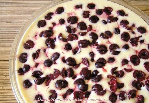 1. Этап. Творожник с вишней: Сверху выложите вишню.