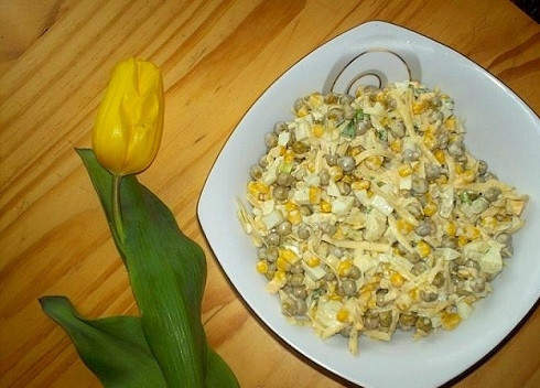 1. Этап. Салат с зелёным горошком консервированным: Перекладываем в салатник и угощаем гостей.