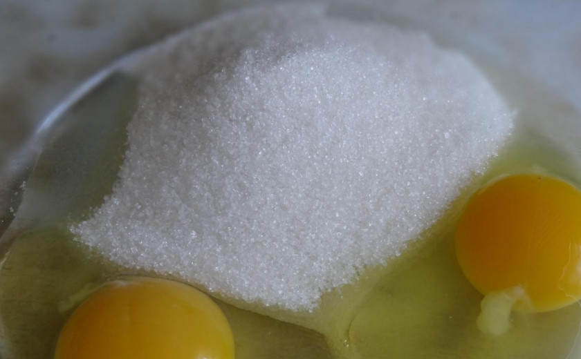 1. Этап. Быстрый тортик: 1. В миску вбиваю 2 куриных яйца, добавляю один стакан сахарного песка, растираю до растворения сахарных крупинок.