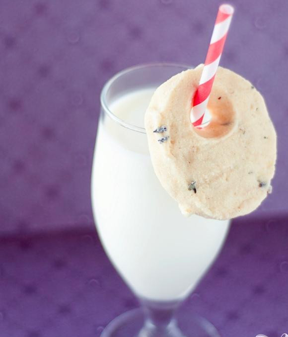 1. Этап. Ванильно-лавандовые коржики: 4. Выпекать печенье в течение 17-20 минут, до золотисто-коричневого цвета. Дать полностью остыть, прежде чем подавать.