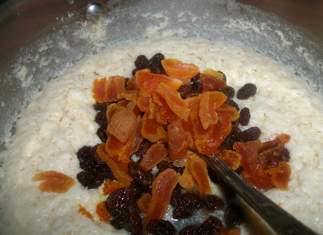 1. Этап. Венское тесто для пасхи: Добавьте в опару растопленный маргарин, желтки, предварительно замоченный изюм, ваниль, муку и цедру апельсина.