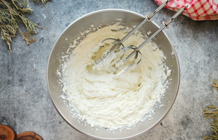 1. Этап. Творожное мороженое: Соедините творог о взбитым маслом и взбейте в однородную, пышную массу.