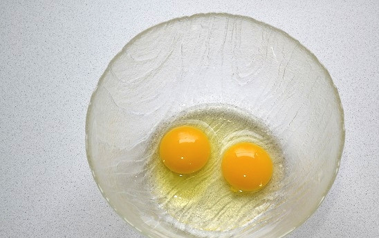 1. Этап. Пирог с фетой и шпинатом: В глубокую миску вбейте яйца.