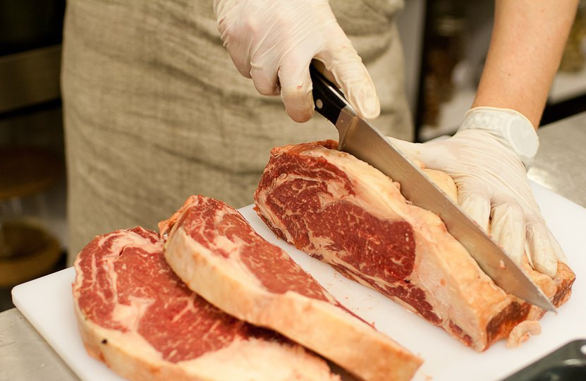 1. Этап. Стейк на сковороде-гриль: Режем мясо толщиной 3 см. Можно и 3,5.