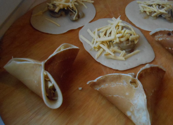 1. Этап. Блинчики с грибами и сыром: Соединяем края блинчика с трех сторон,формируя треугольник.