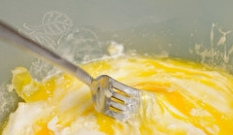 1. Этап. Мясной пирог с картофелем: Растопите масло. Вылейте его в миску, туда же сметану и одно яйцо. Посолите и добавьте разрыхлитель для теста. Всё перемешайте.