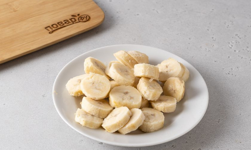 1. Этап. Сливочный коктейль: Замороженный банан нарежьте кружочками.