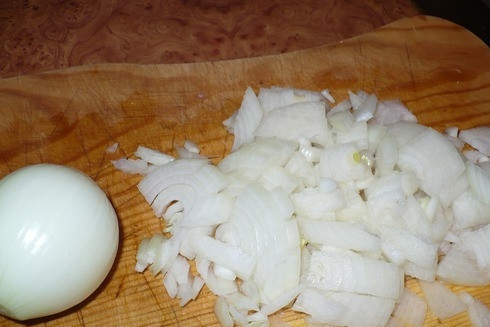 1. Этап. Гречка со свининой в мультиварке: Лук чистим и мелко нарезаем.