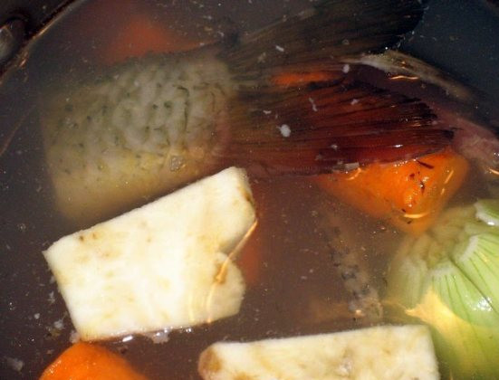 1. Этап. Сациви из рыбы: Чистим морковку, луковицу и корень сельдерея. Укладываем в небольшую кастрюлю овощи, плавники, хвост и голову рыбы. Добавляем щепотку соли и лавровый лист.Заливаем небольшим количеством воды и варим бульон.