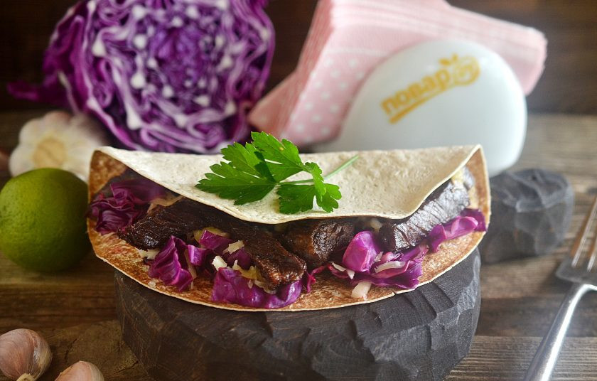 1. Этап. Маисовые лепешки с говядиной: 8. Накройте второй половиной лепешки и подавайте. Приятного аппетита!