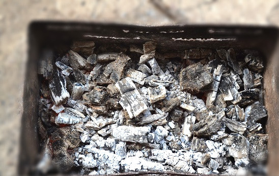 1. Этап. Морепродукты на мангале: Для жарки морепродуктов нужен не слишком интенсивный жар, так что угли должны хорошо прогореть.