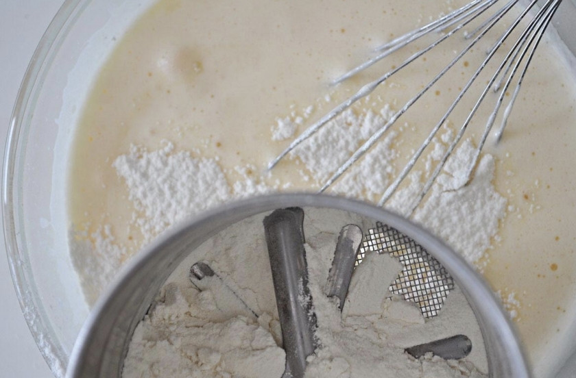 1. Этап. Творожный торт с черносливом: Муку смешайте с крахмалом и разрыхлителем. Перемешайте, чтобы ингредиенты равномерно распределились. Добавьте мучную смесь к яичной (всыпаем потихоньку, постоянно помешивая). После этого перелейте тесто в разъемную форму (которую не забудьте смазать маслом) и отправьте в духовку выпекаться на протяжении 20 минут. По прошествии этого времени не доставайте корж из формы, пусть постоит и 