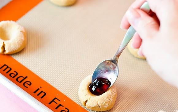 1. Этап. Мини-печенье с джемом: 4. Выложить в углубление немного джема.