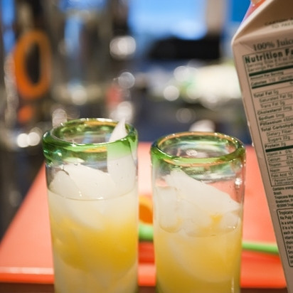 1. Этап. Апельсиновый мохито: 5. Влейте немного апельсинового сока.