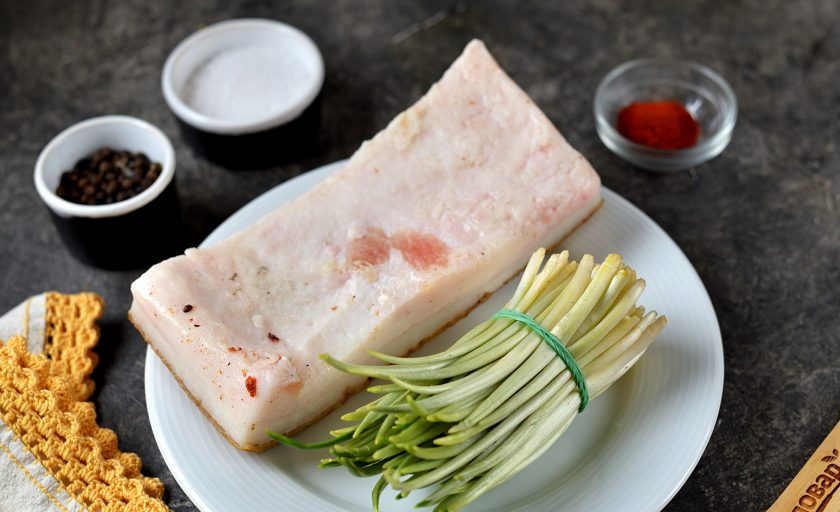 1. Этап. Намазка на хлебцы Сало с черемшой: Подготовьте все необходимые ингредиенты.