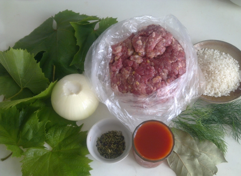 1. Этап. Голубцы из виноградных листьев: Подготовьте все необходимые ингредиенты.