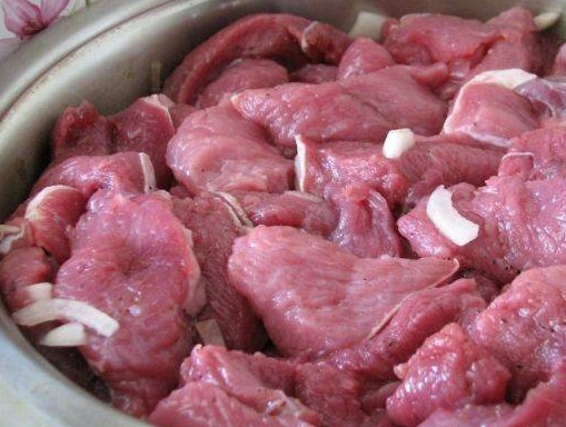 1. Этап. Говядина в сливках: 3. Добавьте к мясу мед. Все продукты хорошо перемешайте. Накройте мясо и отставьте на час-два для пропитки маринадом. Почистите лук, измельчите его на небольшие кусочки. Добавьте к мясу. Все продукты сложите в сотейник или казан для приготовления.