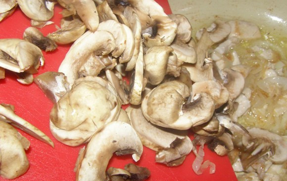 1. Этап. Фрикасе из курицы с шампиньонами: Добавляем на сковородку грибы , перемешиваем. Жарим буквально 5-6 минут.