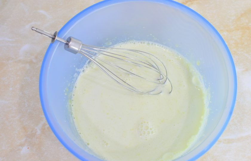 1. Этап. Блины на сливках: Желтки соедините с сахаром, солью и растительным маслом. Влейте сливки и все перемешайте.