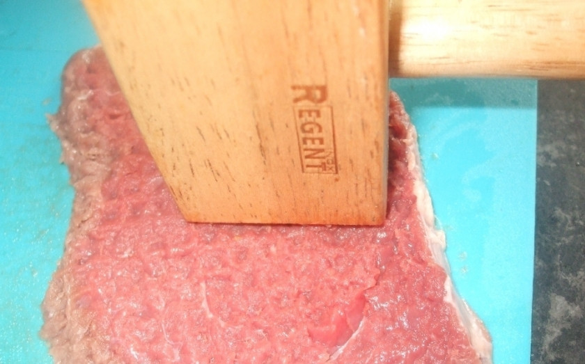 1. Этап. Говядина кусочками в духовке: Отбейте мясо, посолите, поперчите и добавьте любые приправы по вкусу.