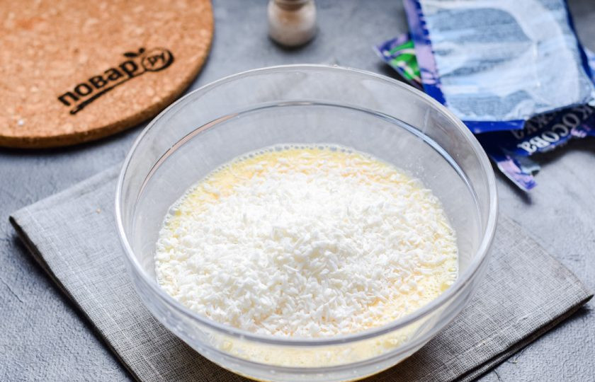 1. Этап. Кокосовое печенье без сахара: Добавьте в миску кокосовую стружку.