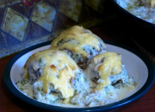 1. Этап. Тефтели под соусом Бешамель: Запекайте тефтели в духовом шкафу при 180 градусах в течение 40 минут. Приятного аппетита!